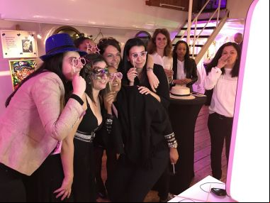 Groupe de femmes prenant la pose