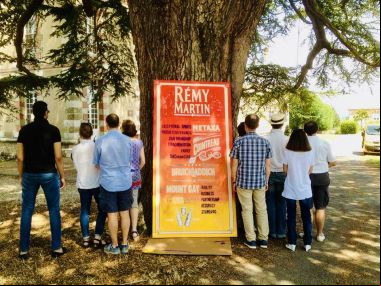 team-building-creatif-peinture-lieu-exterieur-equipe-artistique