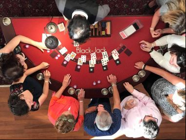 black-jack-croupier-mise-jeton-joueurs-invites-soiree-entreprise
