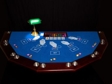 stud-poker-table